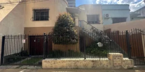 Casa en Dos Plantas con Jardín y Cochera en Excelente Ubicación