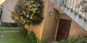 Casa en Dos Plantas con Jardín y Cochera en Excelente Ubicación