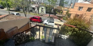 Casa en Dos Plantas con Jardín y Cochera en Excelente Ubicación